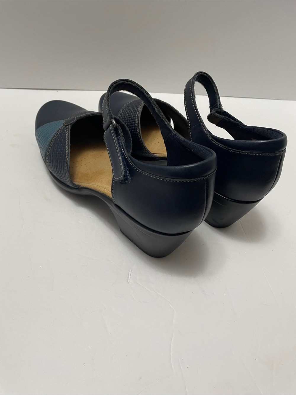 Clarks Navy Heels with Teal Toe Accent Sz 8.5W - Picture 10 of 11